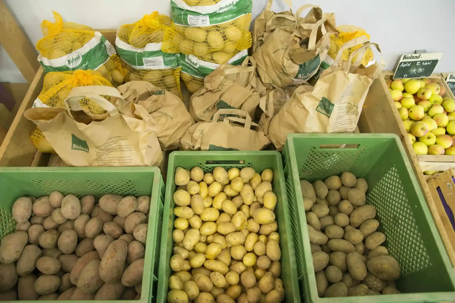Bio-Kartoffeln verschiedener Sorten im Hofladen-Korb
