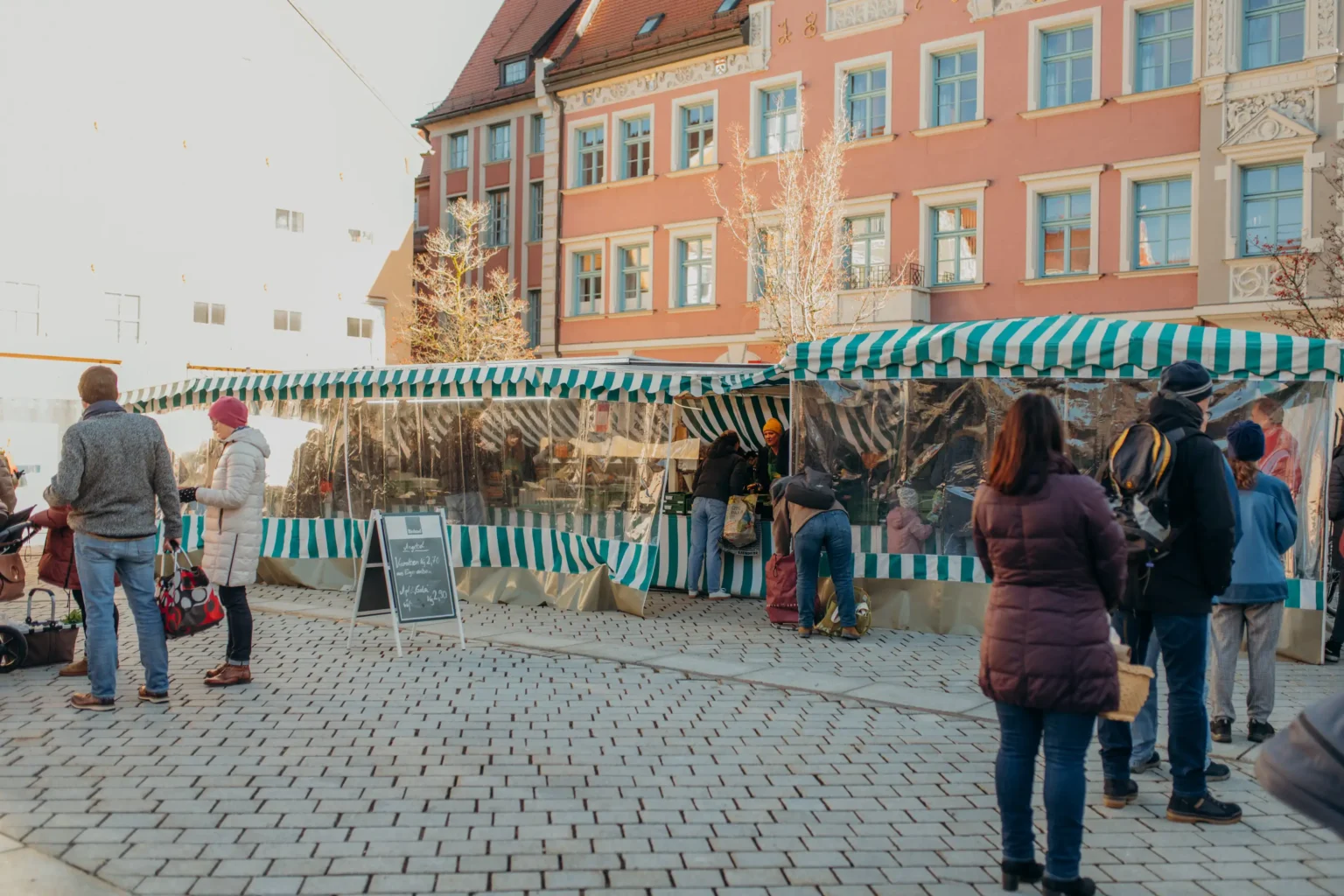 Blick über den Marienplatz Mindelheim mit Marktständen