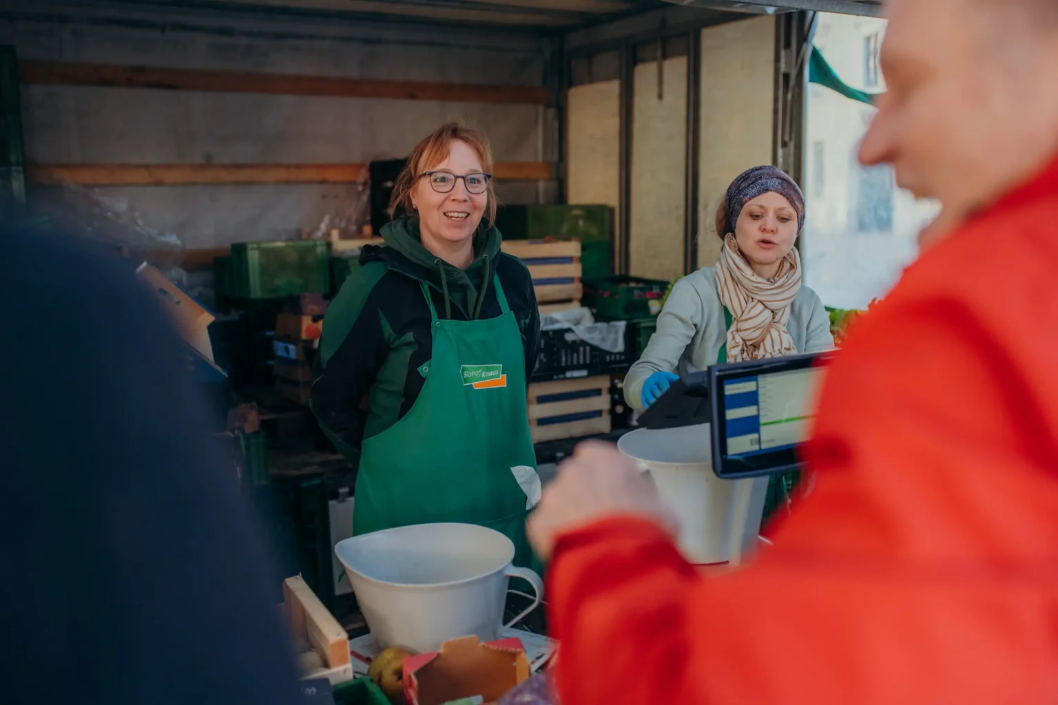Franzi Knaus am Marktstand