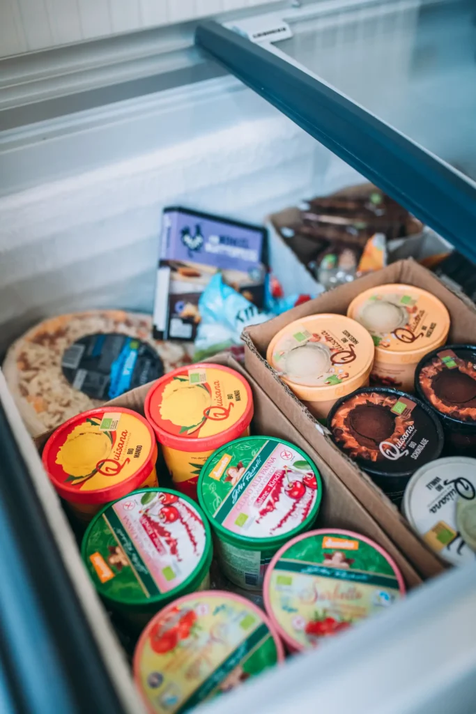 Bio-Eis in der Kühltruhe des Hofladens