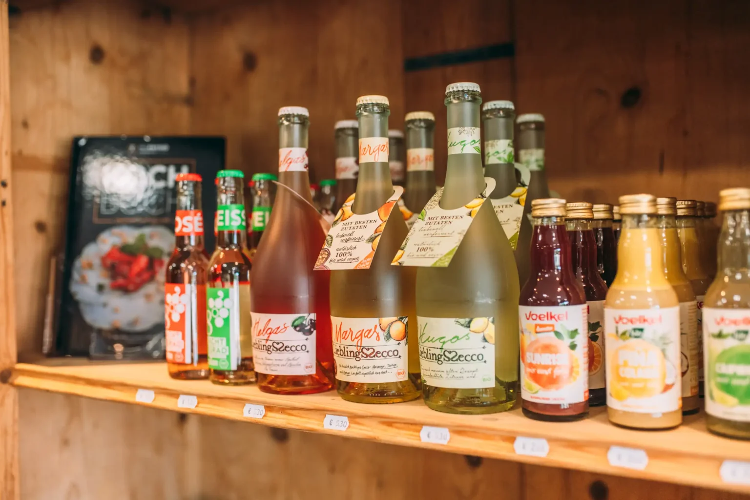 Flasche Bio-Secco im Regal des Hofladens Biohof Knaus